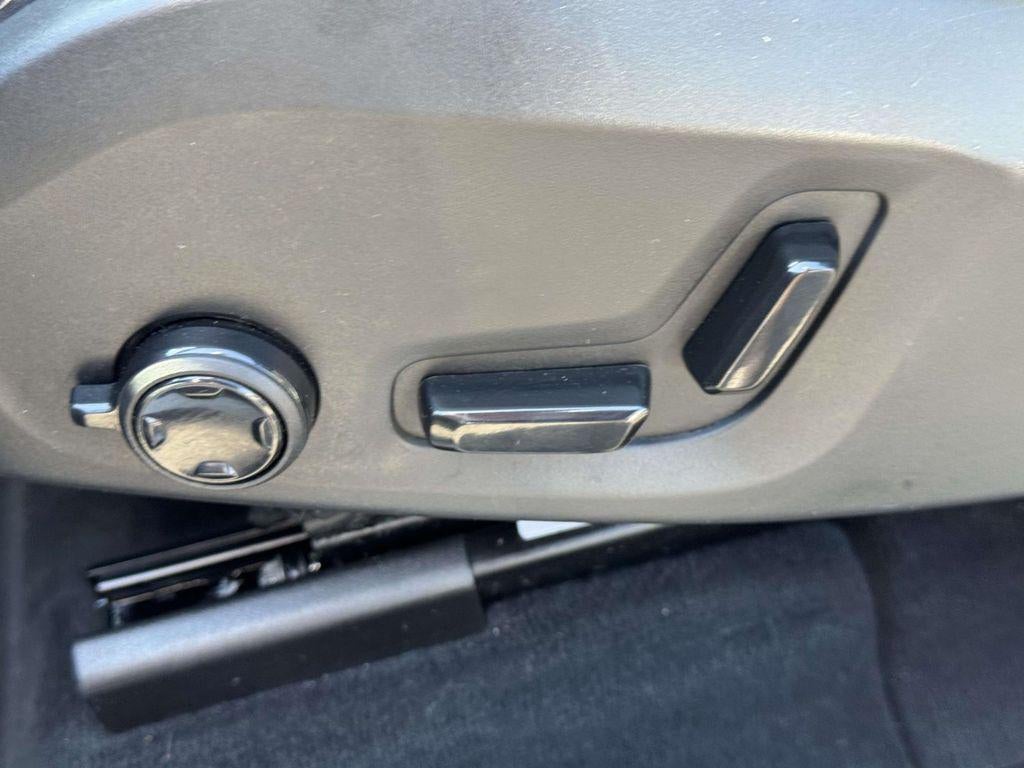 2024 Volvo XC60 Recharge Plug-In Hybrid T8 Ultimate Dark Theme