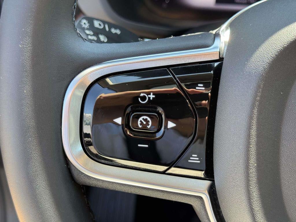 2024 Volvo XC60 Recharge Plug-In Hybrid T8 Ultimate Dark Theme