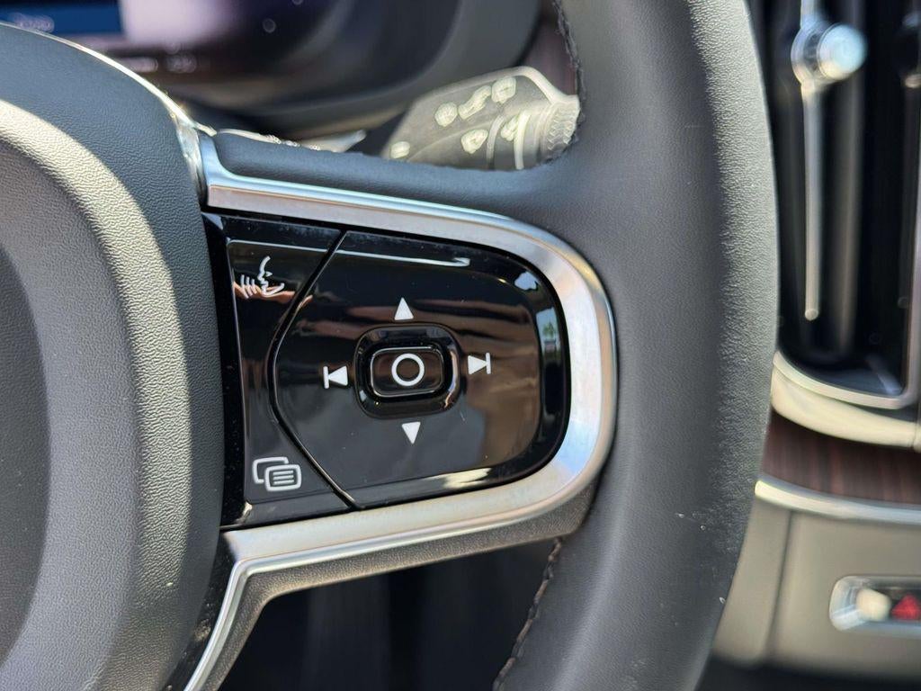 2024 Volvo XC60 Recharge Plug-In Hybrid T8 Ultimate Dark Theme