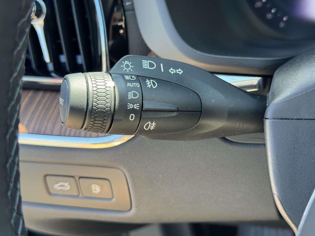 2024 Volvo XC60 Recharge Plug-In Hybrid T8 Ultimate Dark Theme