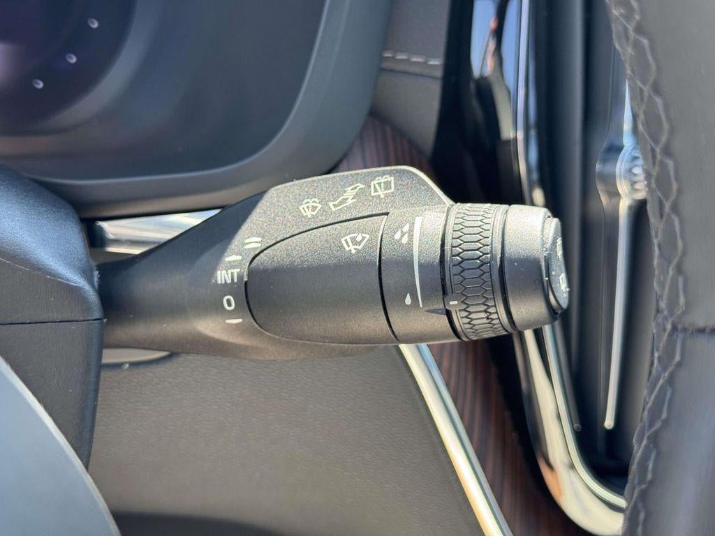 2024 Volvo XC60 Recharge Plug-In Hybrid T8 Ultimate Dark Theme