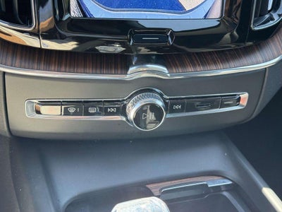 2024 Volvo XC60 Recharge Plug-In Hybrid T8 Ultimate Dark Theme