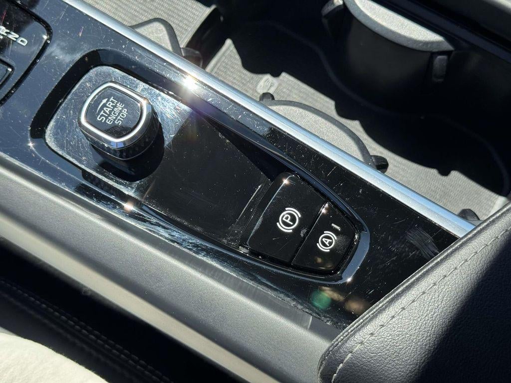 2024 Volvo XC60 Recharge Plug-In Hybrid T8 Ultimate Dark Theme