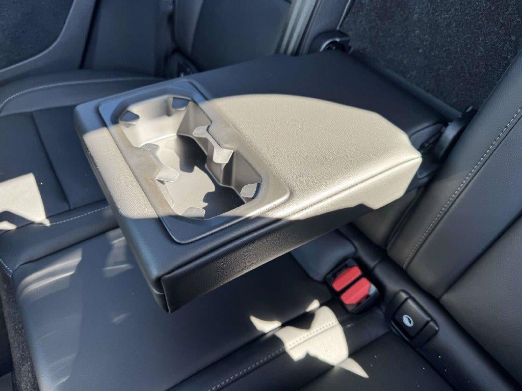2026 Volvo XC40 Plus, B4 FWD Gas (mild hybrid), Dark