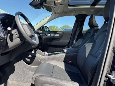 2026 Volvo XC40 Plus, B4 FWD Gas (mild hybrid), Dark