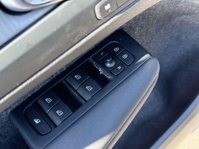 2026 Volvo XC40 Plus, B4 FWD Gas (mild hybrid), Dark