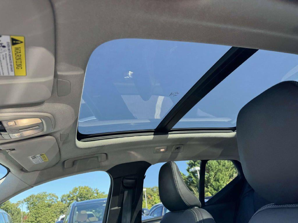 2026 Volvo XC40 Plus, B4 FWD Gas (mild hybrid), Dark