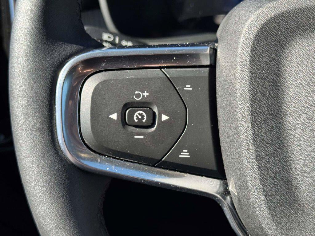 2026 Volvo XC40 Plus, B4 FWD Gas (mild hybrid), Dark