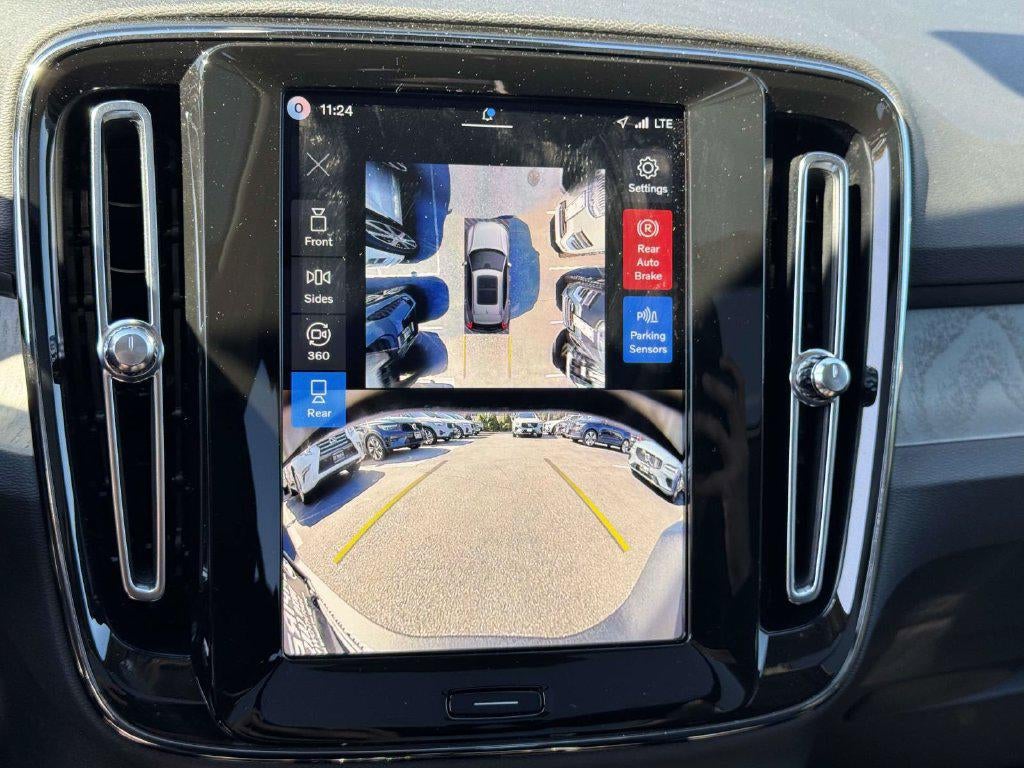 2026 Volvo XC40 Plus, B4 FWD Gas (mild hybrid), Dark