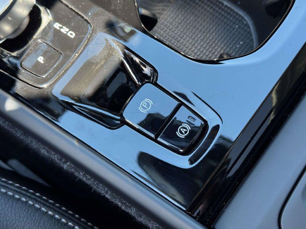 2026 Volvo XC40 Plus, B4 FWD Gas (mild hybrid), Dark