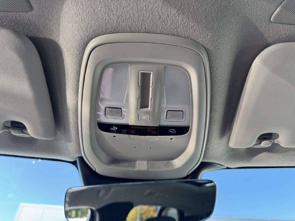 2026 Volvo XC40 Plus, B4 FWD Gas (mild hybrid), Dark
