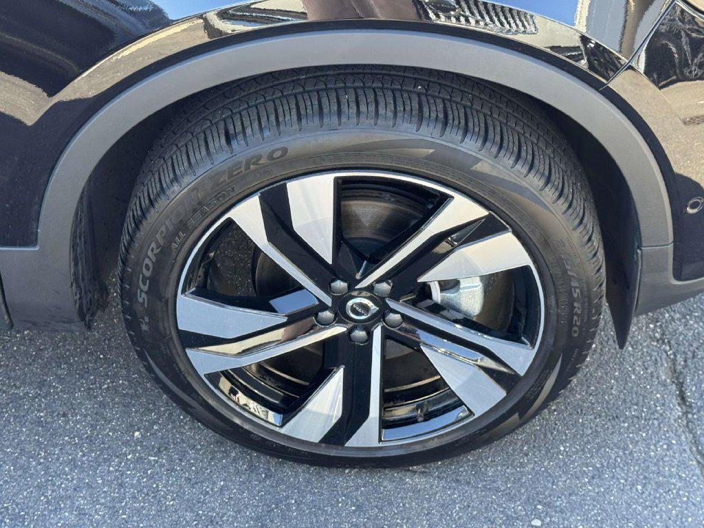 2026 Volvo XC40 Plus, B4 FWD Gas (mild hybrid), Dark