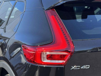 2026 Volvo XC40 Plus, B4 FWD Gas (mild hybrid), Dark
