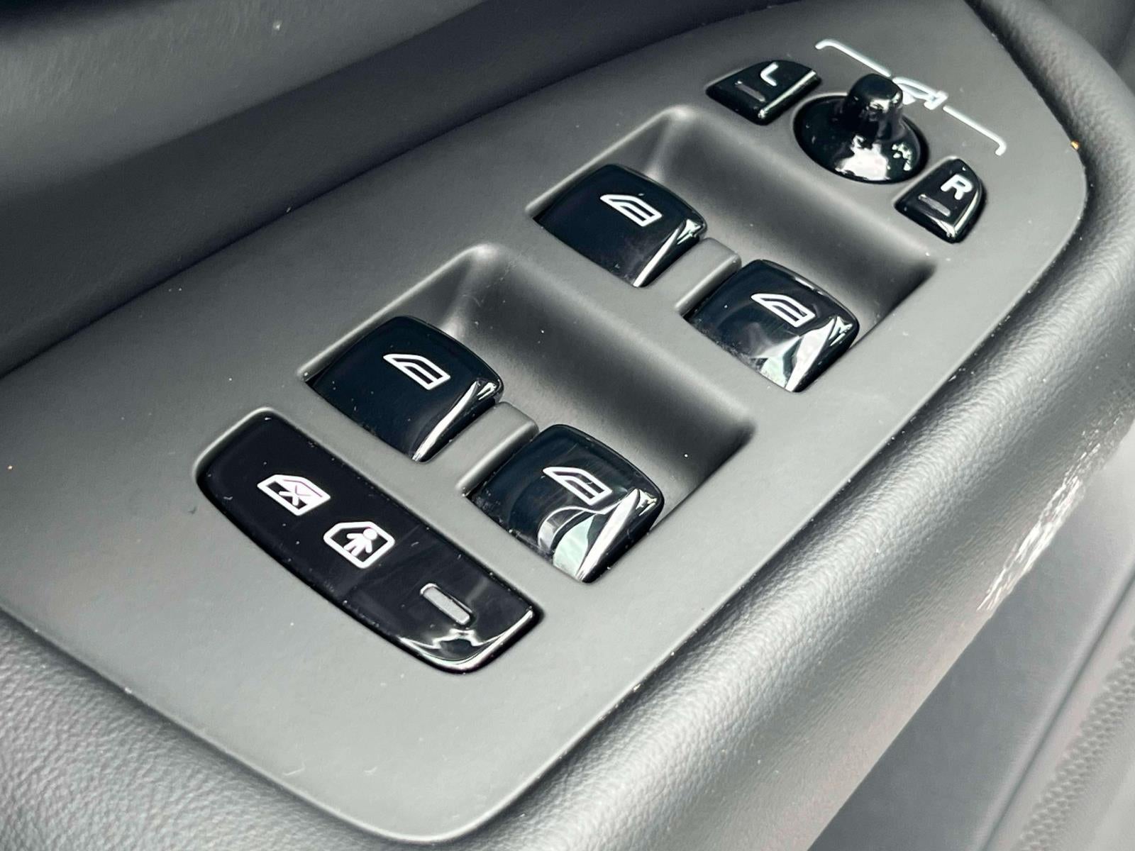 2024 Volvo XC90 B5 Core Bright Theme