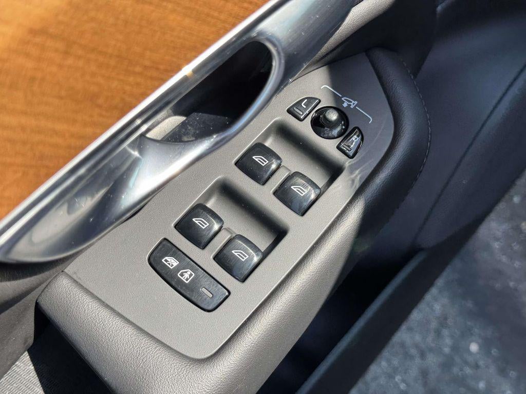 2023 Volvo XC90 B5 Plus