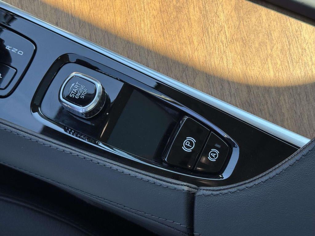 2023 Volvo XC90 B5 Plus
