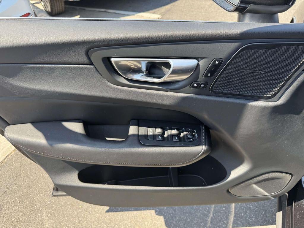 2023 Volvo XC60 B5 Ultimate Bright Theme