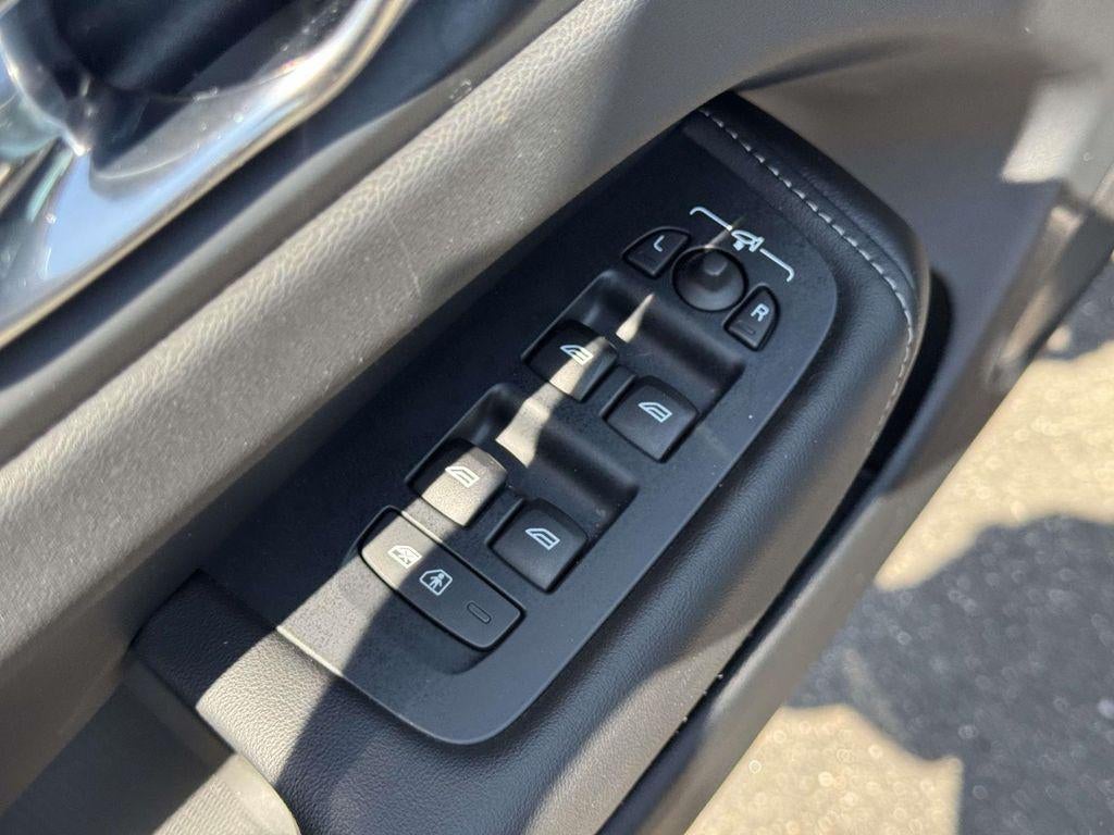 2023 Volvo XC60 B5 Ultimate Bright Theme