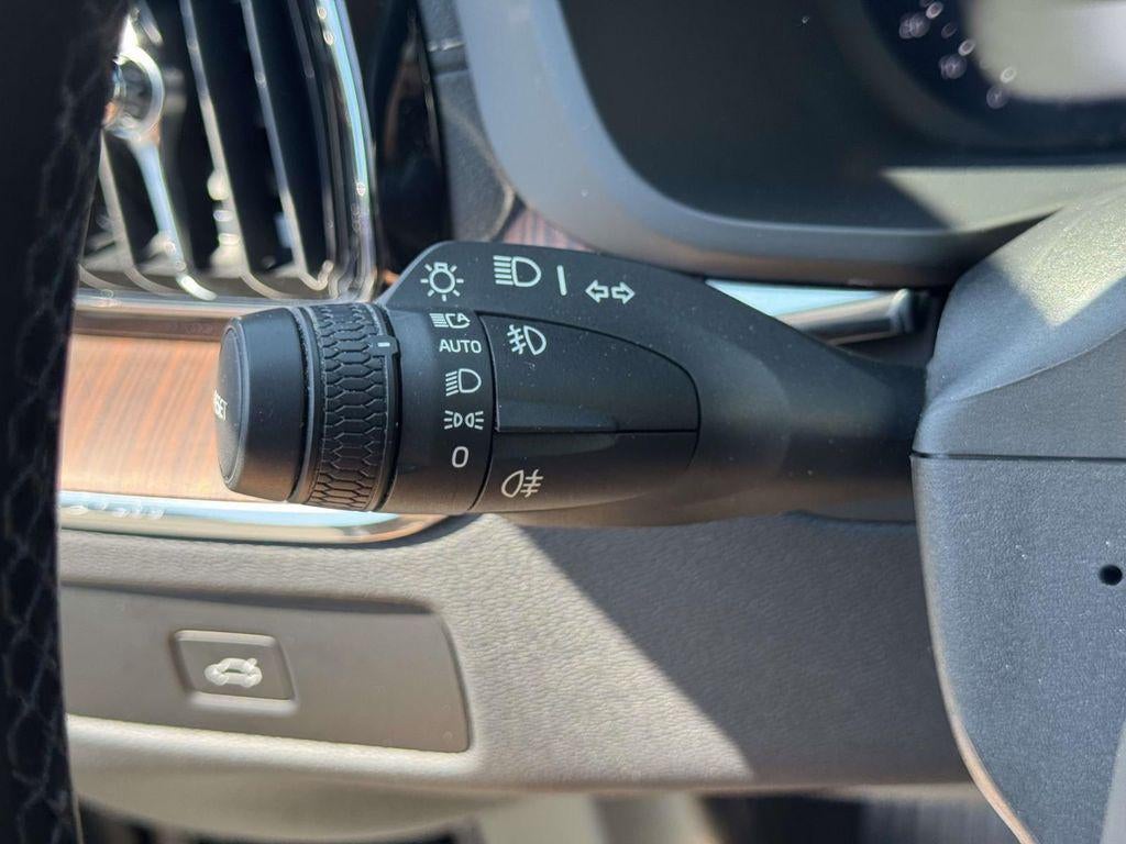 2023 Volvo XC60 B5 Ultimate Bright Theme