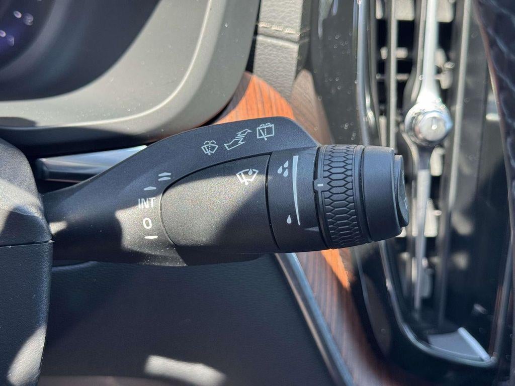 2023 Volvo XC60 B5 Ultimate Bright Theme