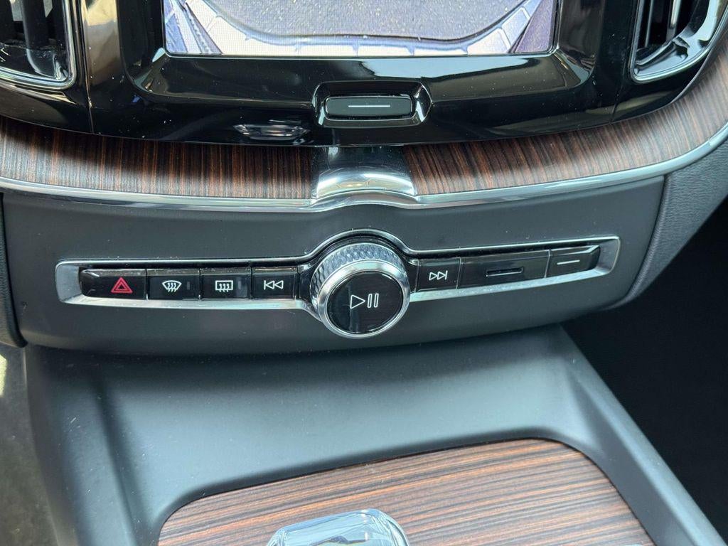 2023 Volvo XC60 B5 Ultimate Bright Theme