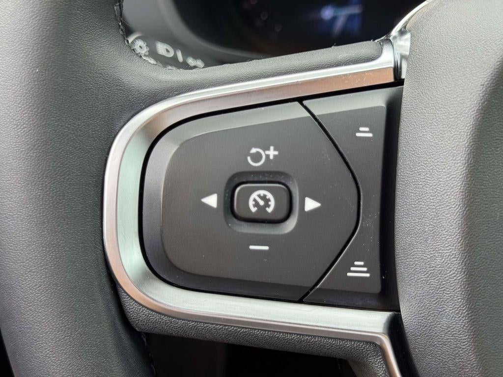 2024 Volvo XC60 B5 Core Dark Theme
