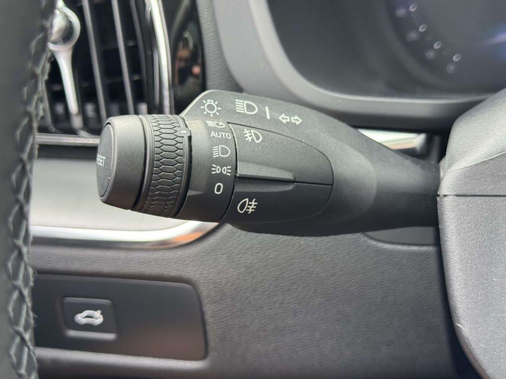 2024 Volvo XC60 B5 Core Dark Theme