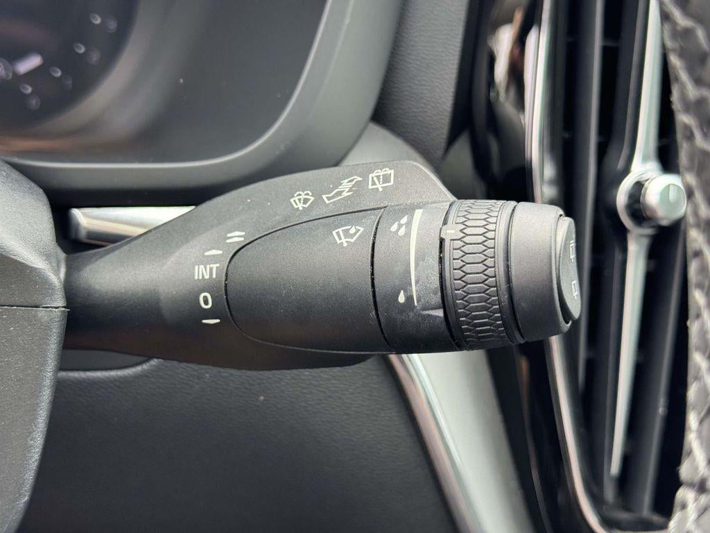 2024 Volvo XC60 B5 Core Dark Theme