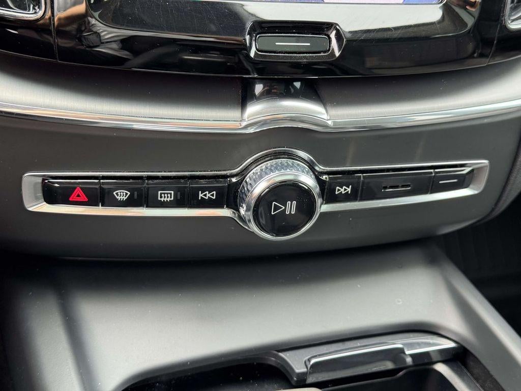 2024 Volvo XC60 B5 Core Dark Theme