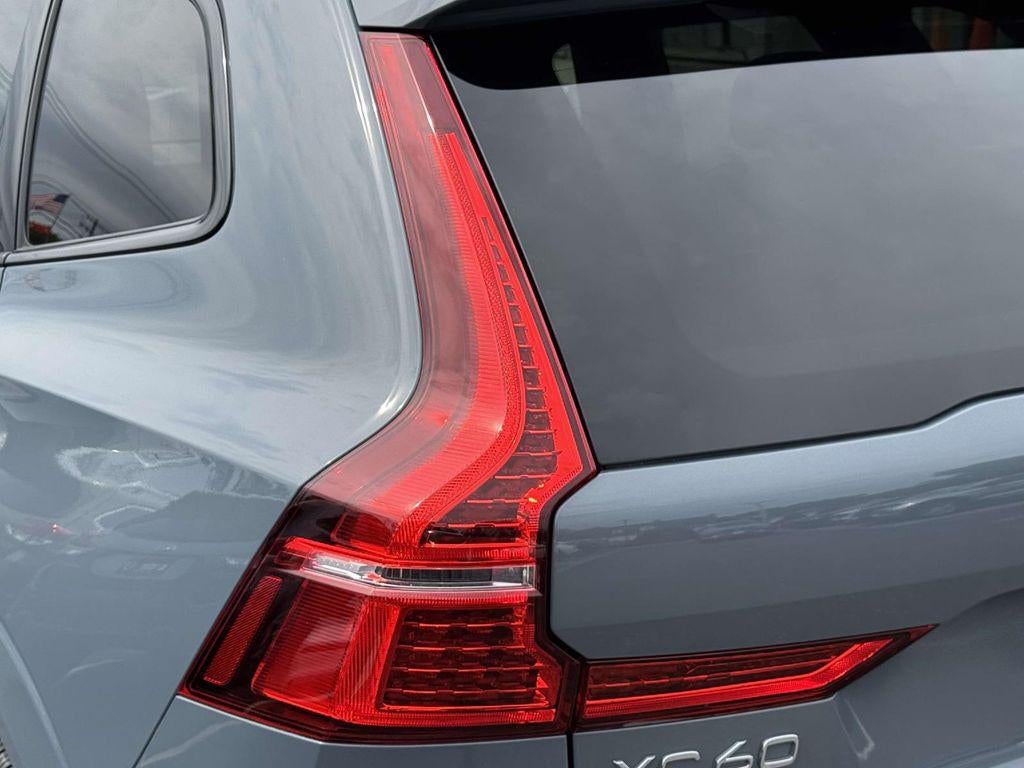 2024 Volvo XC60 B5 Core Dark Theme