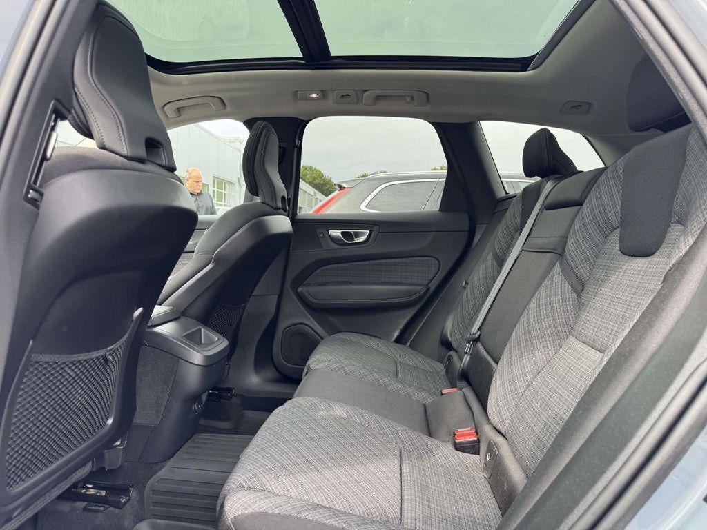 2024 Volvo XC60 B5 Core Dark Theme