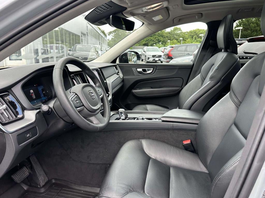 2024 Volvo XC60 B5 Core Dark Theme