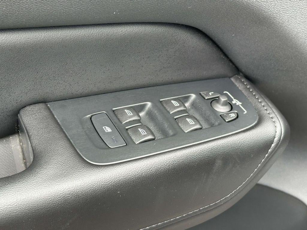 2024 Volvo XC60 B5 Core Dark Theme