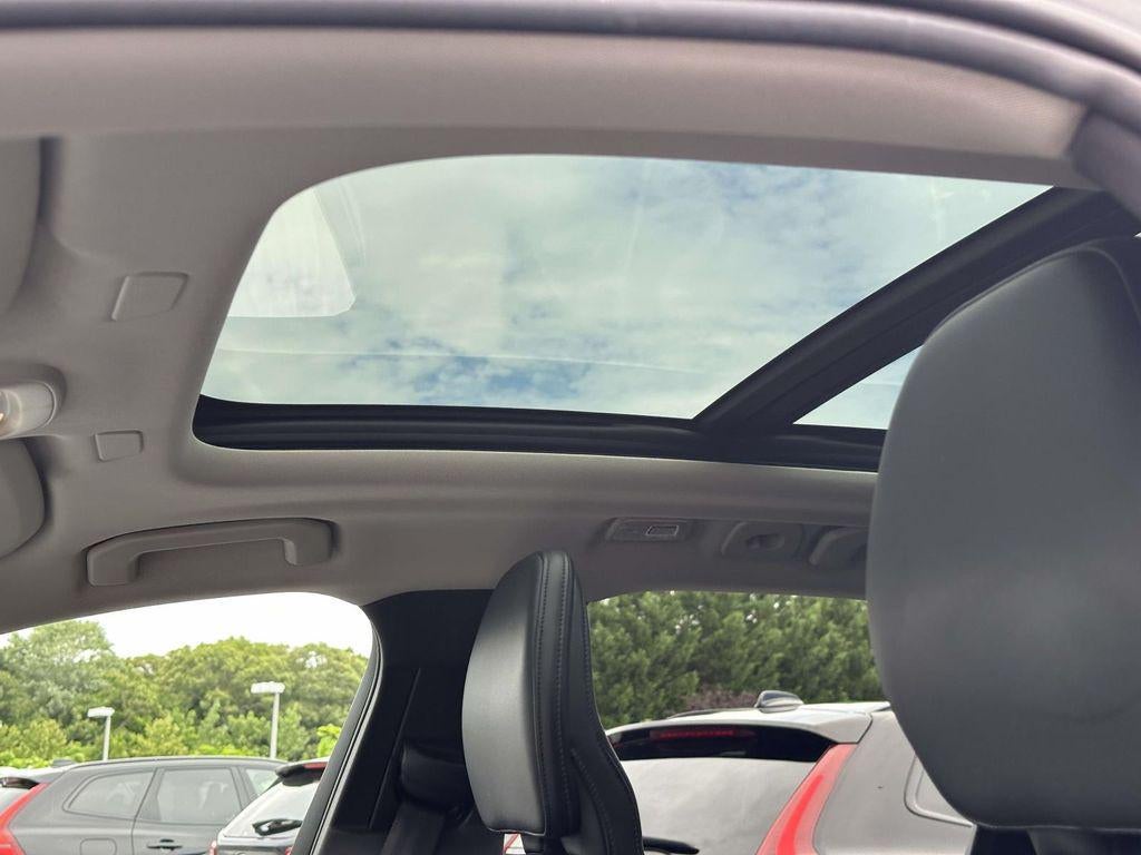 2024 Volvo XC60 B5 Core Dark Theme