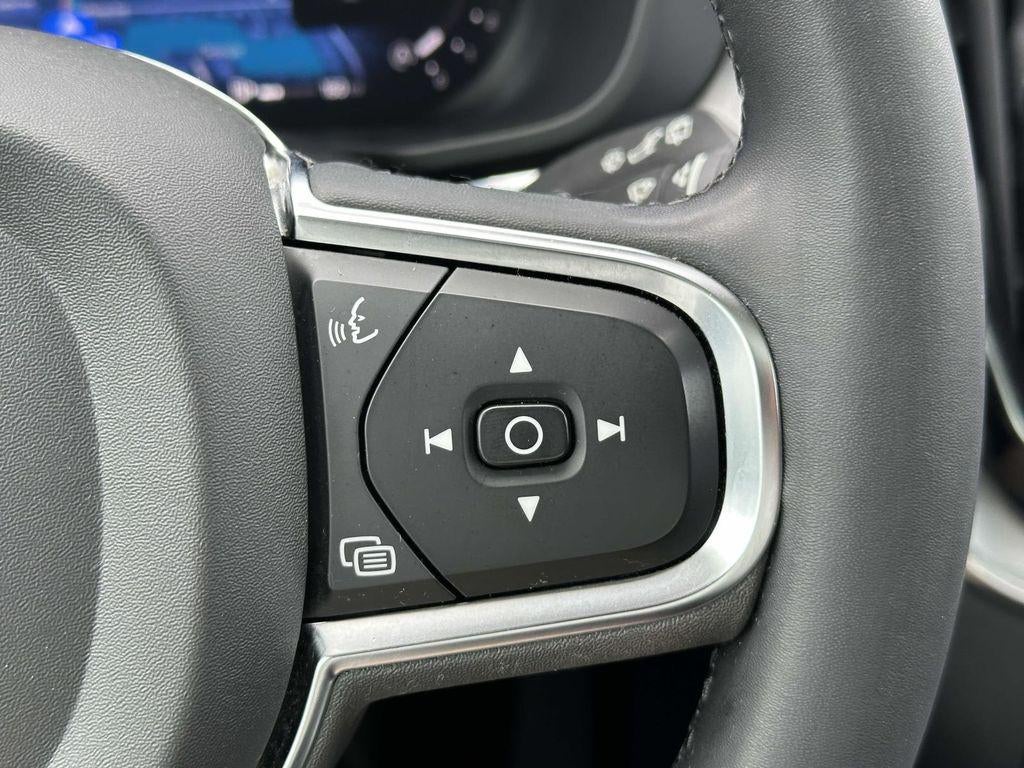 2024 Volvo XC60 B5 Core Dark Theme
