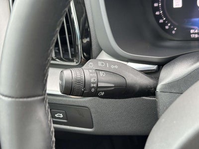 2024 Volvo XC60 B5 Core Dark Theme
