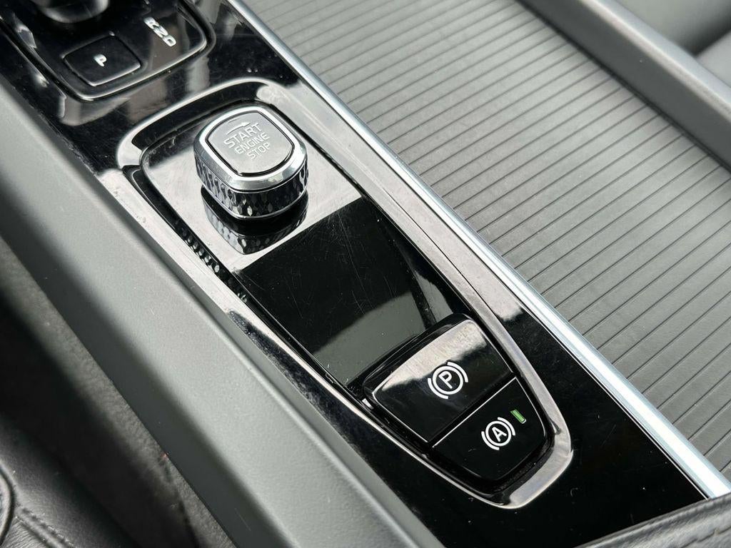 2024 Volvo XC60 B5 Core Dark Theme