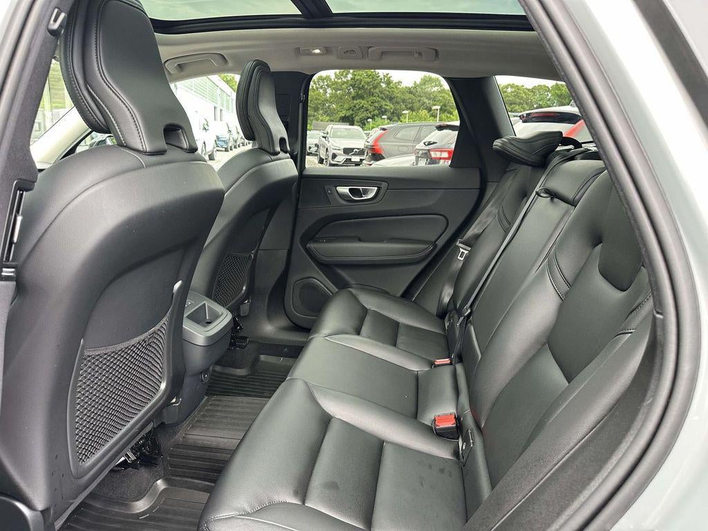 2024 Volvo XC60 B5 Core Dark Theme