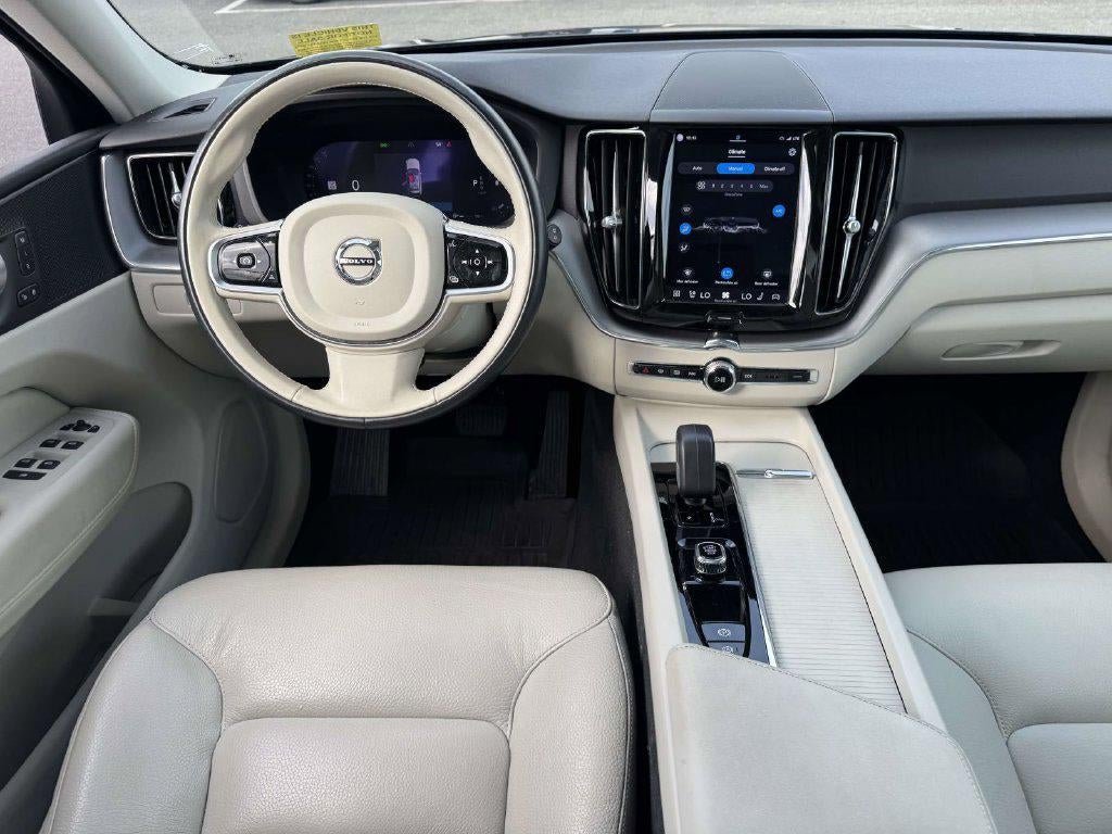 2024 Volvo XC60 B5 Core Dark Theme
