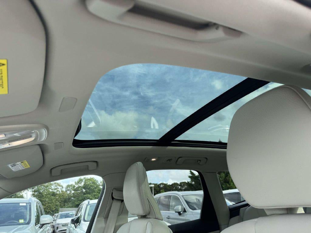 2024 Volvo XC60 B5 Core Dark Theme