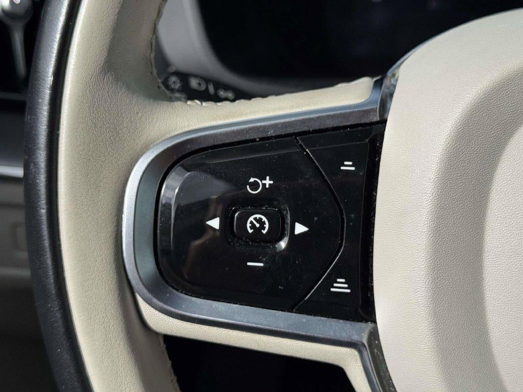 2024 Volvo XC60 B5 Core Dark Theme