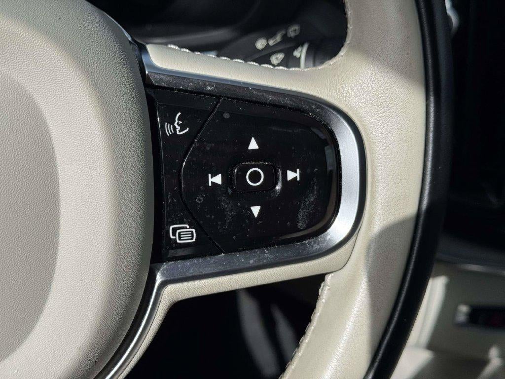 2024 Volvo XC60 B5 Core Dark Theme