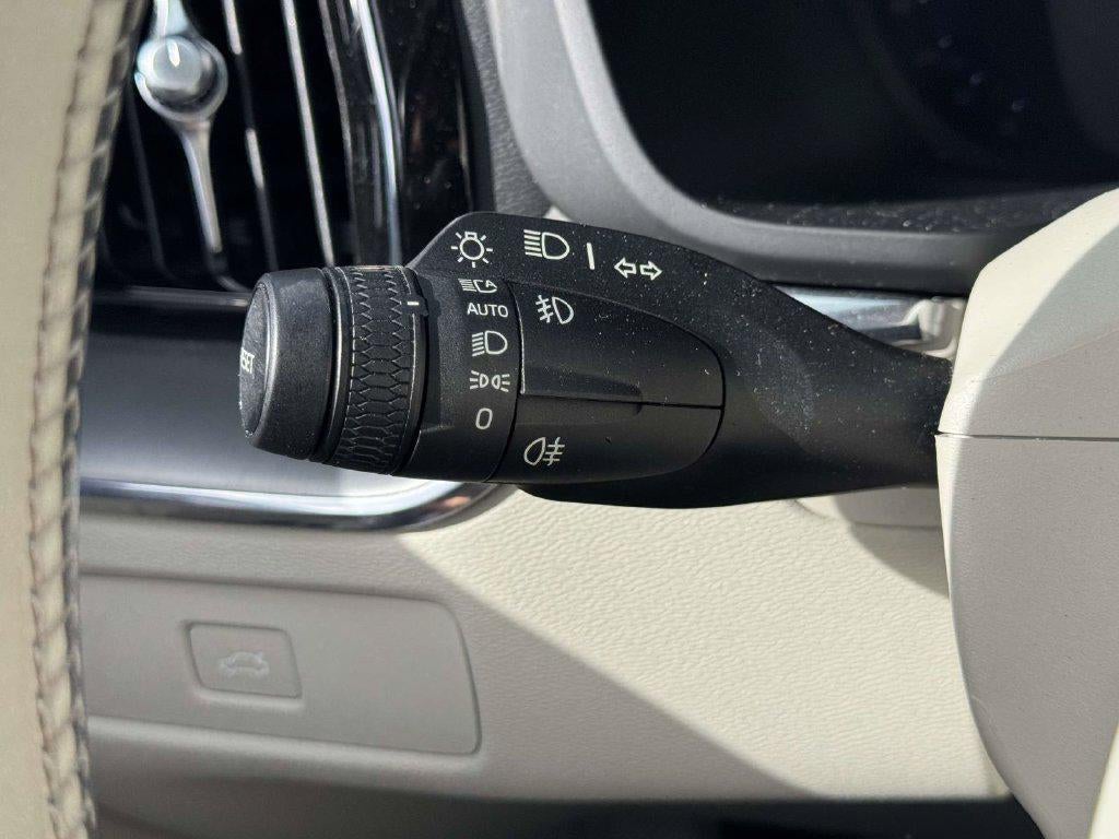 2024 Volvo XC60 B5 Core Dark Theme