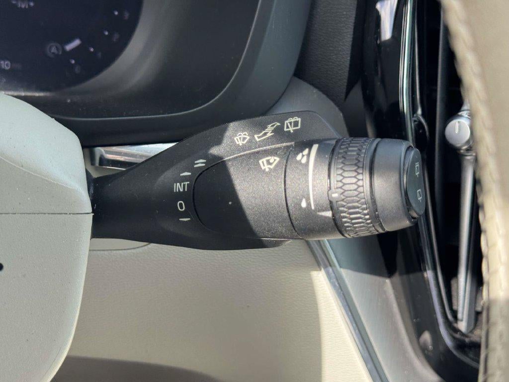 2024 Volvo XC60 B5 Core Dark Theme