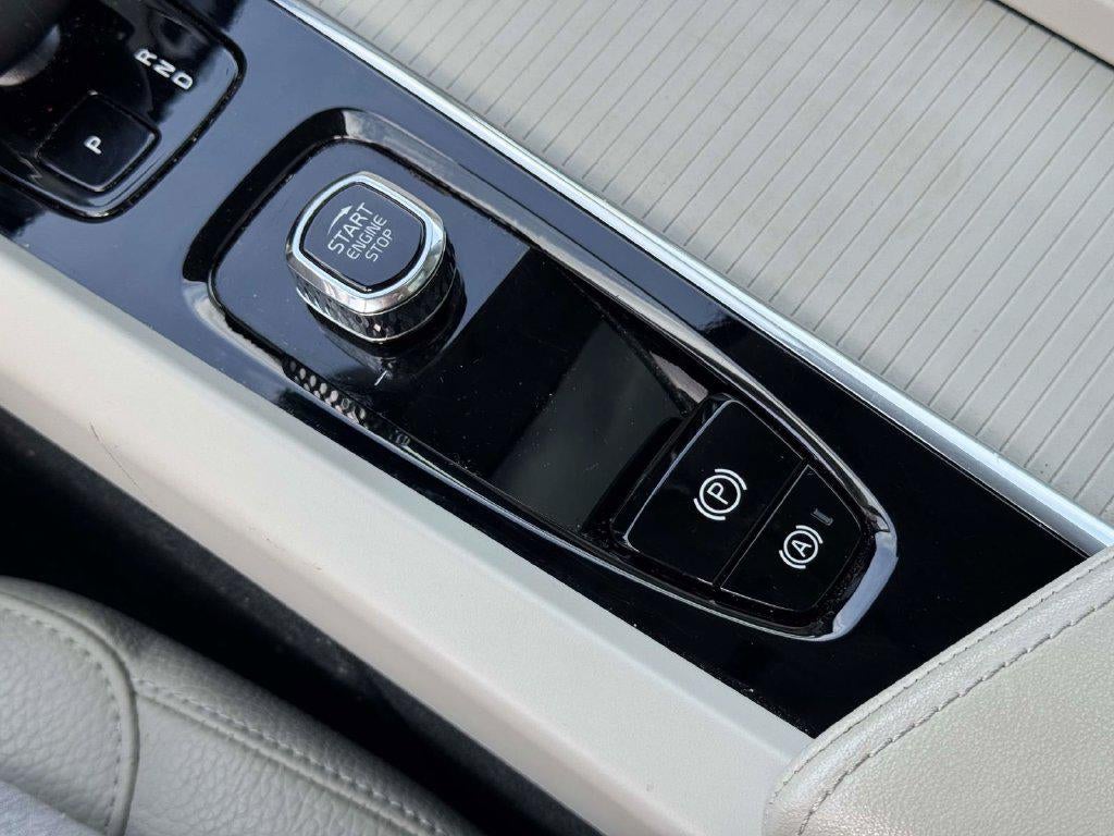 2024 Volvo XC60 B5 Core Dark Theme