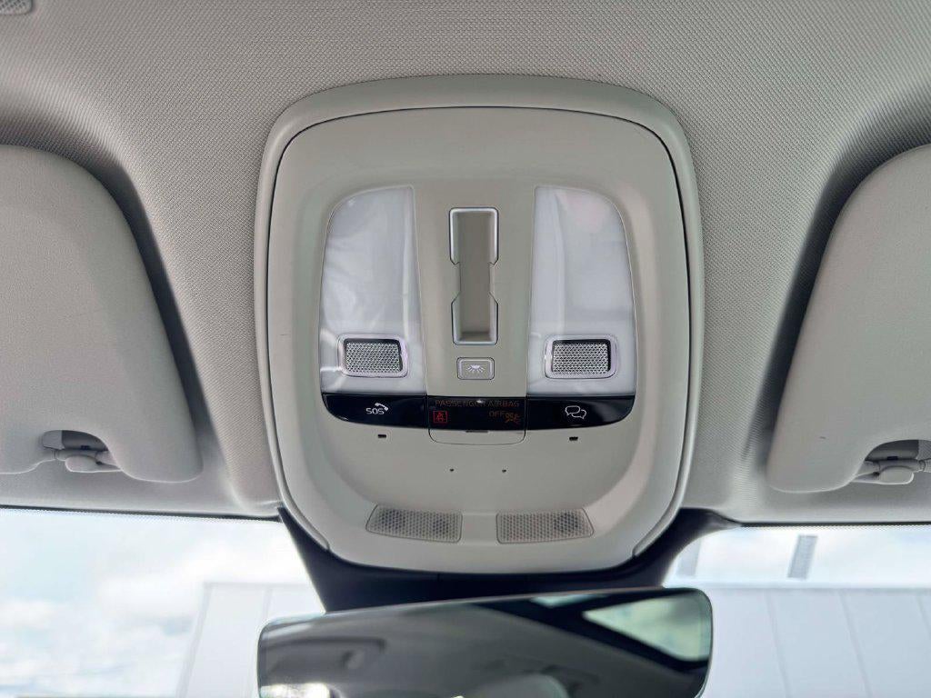 2024 Volvo XC60 B5 Core Dark Theme