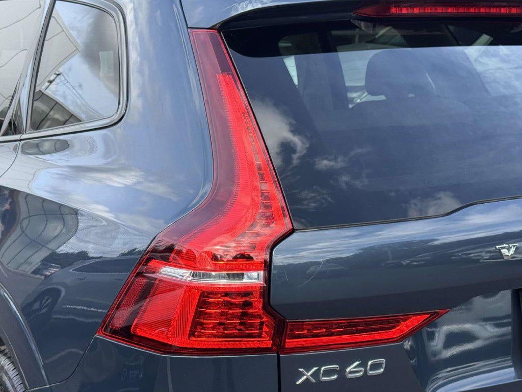 2024 Volvo XC60 B5 Core Dark Theme