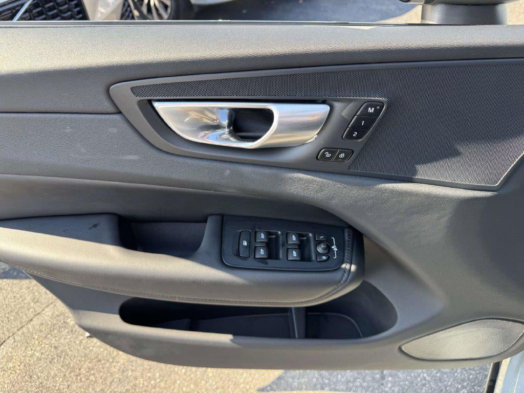 2024 Volvo XC60 B5 Core Dark Theme