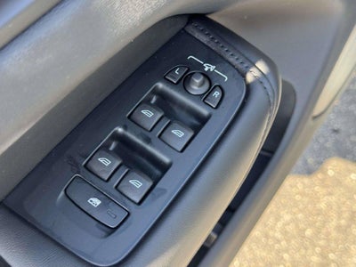 2024 Volvo XC60 B5 Core Dark Theme