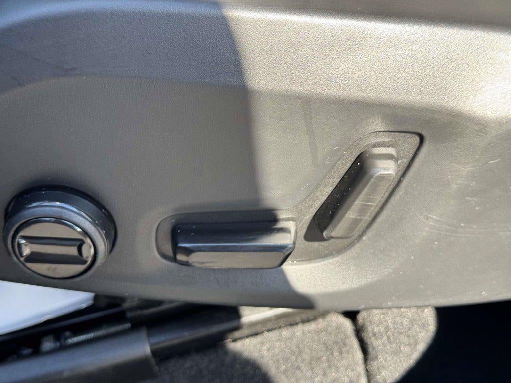 2024 Volvo XC60 B5 Core Dark Theme